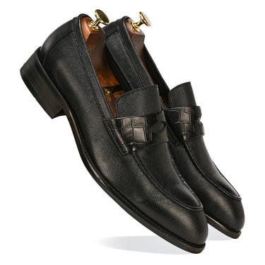 Best mens shoes online india. Black pure leather men's shoe. Black comfortable loafer, mens luxury shoes that are handcrafted in pure european leather and Italian fits available at Vantier shooes online shop.