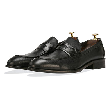 Best mens shoes online india. Black pure leather men's shoe. Black comfortable loafer, mens luxury shoes that are handcrafted in pure european leather and Italian fits available at Vantier shooes online shop.