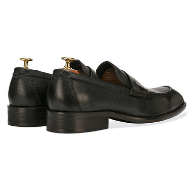 Best mens shoes online india. Black pure leather men's shoe. Black comfortable loafer, mens luxury shoes that are handcrafted in pure european leather and Italian fits available at Vantier shooes online shop. 
